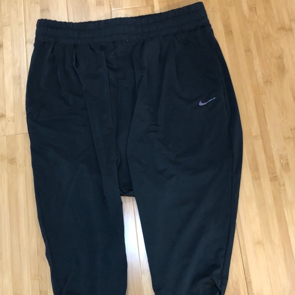 Nike Pants - Women’s Nike Avant training Capri Crop Pants